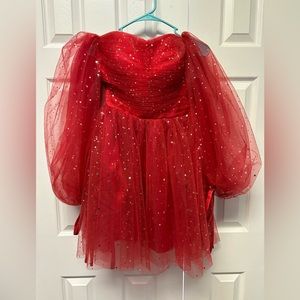 Never worn, without tag
Off the shoulder with puffy sleeves